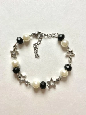 Svart och vitt stjärn armband y2k - Y2k stjärnarmbamd med pärlor⚡️ kommer fint inpackat med gåvor
