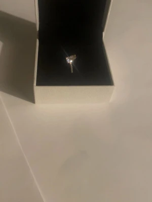 Silverring med hjärtformad sten - Säljer en elegant silverring med en gnistrande hjärtformad klar sten. Ringen har en tunn, stilren band och kommer i en snygg ask. Perfekt för dig som vill ha något romantiskt och trendigt. Priset kan diskuteras