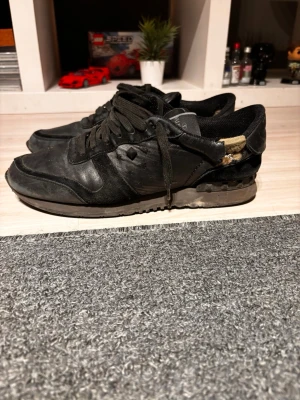 ‼️INTRESSEKOLL‼️ - Intressekoll, öppen för köp eller byte, valentino skor UTAN skolåda, har en stor del av nitarna i en påse, helt äkta kan bevisa på de sätt som går med tanke på skicket av skorna. Storlek 43 men passar 44