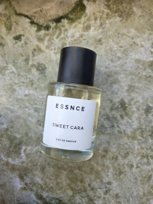 ESSNCE Sweet Cara Eau de Parfum - Parfym från ESSNCE med doften Sweet Cara. Flaskan är genomskinlig. Endast testad en gång! 