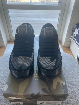 Valentino rockrunners svart vit camo  - Ett par valentino rockrunners med vit och svart camo. Det är andvända ett par gånger ungefär 3-4 men passar inte det är storlek 41