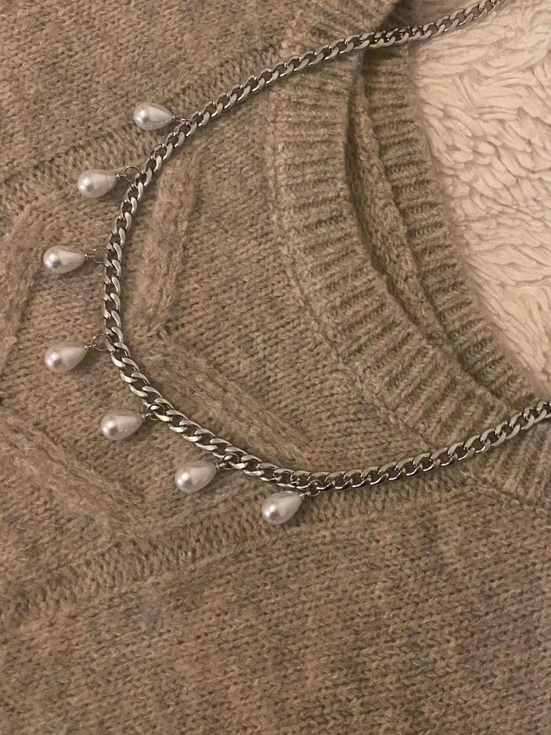 Silverfärgat halsband med droppformade pärlor - 1