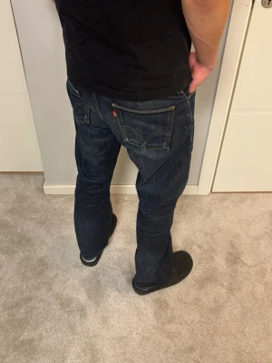 Levis 506 Standard - Levis 506 standard. Riktigt fint skick, inga defekter. Modellen på bilderna är 183cm och väger 67kg. Mått: Midja 41cm, Lår: 30cm, Benslut: 21cm, Ytterben: 99cm. Hojta till om du undrar nått!
