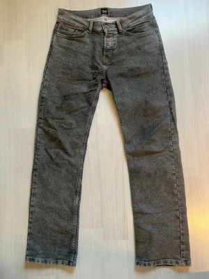 Mörkgråa jeans från Monten  - Riktigt sjyssta jeans från Monten i färgen mörkgrå, materialet på dessa jeans är sjuka 