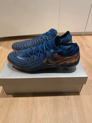 Nike Phantom Elite Haaland Edition Fotbollskor  - Äkta Phantom elites Haaland Edition köpta på unisport. Fördelen med skorna är att de inte tappar färg enkelt. 