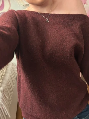 Vinröd tröja  - Jättefin o skön snedskuren vinröd stickad tröja från Nelly. Använd några gånger, inga defekter förutom att det är lite nopprig. Super mysig o passar bra till vardags. Originalpris 400kr. Kom privat för fler bilder 🩷