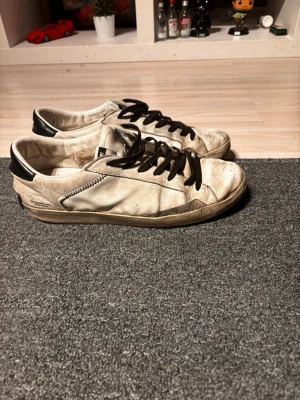 Vit svarta crime london skor - Tja! Säljer dessa Crime London skor som sett sina dagar. Storlek 44. Nypris ca 1800kr. Mitt pris: 499kr.