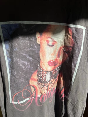 AALIYAH T-SHIRT - Denna har jag använt som klänning pga så lång och den är egentligen XS men skulle säga M pga så stor 