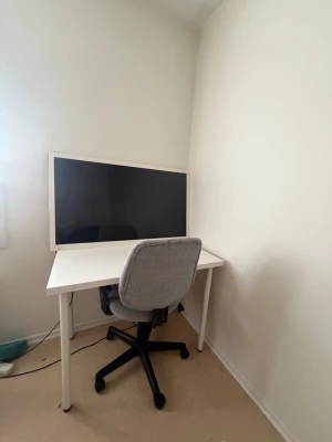  Spelbord  - Säljer en stor bärbar dator med svart skärm och vit ram. Datorn har en modern och stilren design som passar perfekt för studier eller gaming. Skärmen är bred och ger bra översikt när du jobbar eller kollar på film.