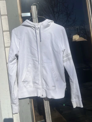 Vit hoodie från Stronger - Snygg vit tjocktröja från Stronger, tyget är mjukt och bekvämt, med bomullsmix. Perfekt för träning och uteaktiviteter. Den köptes ny från stronger och kom inte till användning jättemycket men den är lite använd ja🌸