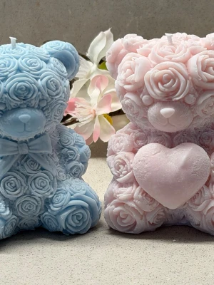 Nalleljus i sojavax  - Exklusiv rosnalle i ekologiskt sojavax 🧸🌸 En handgjuten nalle med vackra rosendetaljer – skapad för att vara både en fin inredningsdetalj och en uppskattad gåva.  Tillverkad av svenskt ekologiskt sojavax med en brinntid på cirka 2 timmar.  • Höjd: ca 8 cm • Handgjord med omsorg – varje exemplar är unikt  Perfekt till babyshower, dop eller som en kärleksfull present ✨