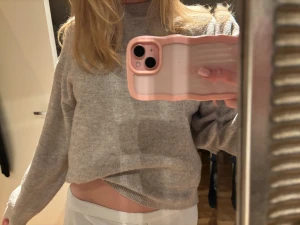 Ljusgrå stickad tröja - PRIS KAN DISKUTERAS, Mysig ljusgrå stickad tröja från H&M som inte kommer till användning. Perfekt till en sommardag. 