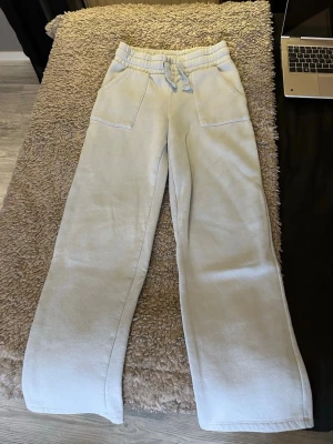 Mjukisbyxor - Ljusblåa mjukisbyxor från Lager 157. Använt 2 gånger så dom är i jättebra skick!