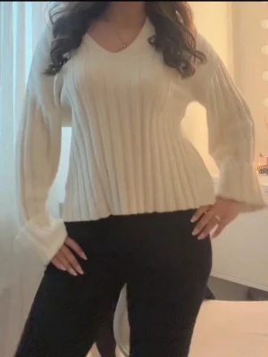 Vit tröja  - Super fin tröja från Gina! Storlek xs. (Har vikt upp ärmarna) Fint skick köp direkt för 199kr💞💞