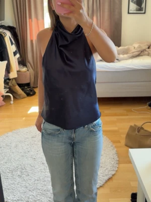 Festtopp - Snygg mörkblå halterneck topp i satinmaterial. 