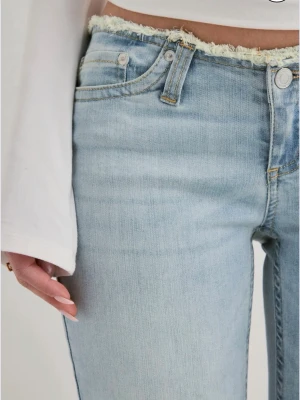 No waist jeans  - Säljer ett par ljusblå bootcut jeans med låg midja med fransad kant upptill. Fick dem av en kompis och de passade inte. Vill bli av med dem och därav säljer jag dem så billigt 😇De är helt oanvända och orginalpriset är 599. 