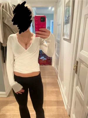 Urringad topp  - Säljer min urringade vita topp, kommer inte riktigt till användning men den är i nytt skick och skön. 