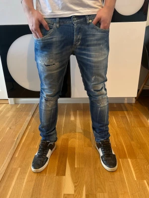 Dondup jeans  - Fetaste dondupsen som man kan få tag på💸👀 size 32 skick 9/10! Nya modellen! Köpta på United Fashion för 3500 kr! Modellen på bilden är 178 cm och väger 74 kg