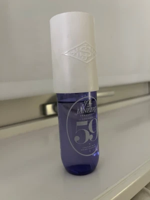 Sol de Janeiro Cheirosa 59 Parfym - Köptes för 390. Mycket kvar!Sol de Janeiro Cheirosa 59 är en parfym i en elegant lila flaska med vit kork. Flaskan har en rundad form och tydlig logga framtill. Doften är inspirerad av brasiliansk sommar och passar dig som gillar fräscha och exotiska toner.