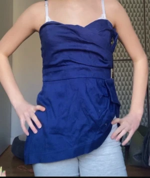 Topp - Jätte snygg. Jag har sytt om den lite från att den var en topp. Den är lite stor för mig så därför säljer jag den! 😊  Storlek XS men passar mer som S.  Inga hål eller andra defekter.💓