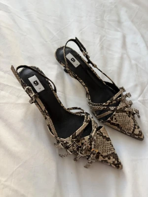Klackar/slingbacks  - Klackar/slingbacks från Gina tricot i ormskinnsmönster 🤍 använda 1 kväll! 
