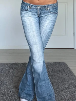 Jeans - Midjemått: 35cm rakt över, innerbenslängd: 74cm 💗