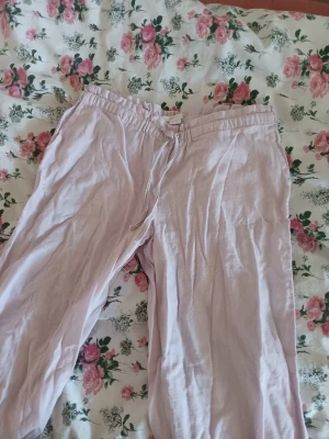 Ljusrosa linnebyxor - Säljer ett par ljusrosa linnebyxor från Gina. 🌺🩷Tillverkade i ett tunt o svalt linnetyg som passar perfekt till sommaren! ☀️Skrynklig på bilden, men är i mycket god skick. 💰40 kr+ frakt