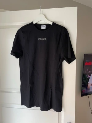 Gymshark Ribbad slim tröja - Svart ribbad slim fit t shirt, riktigt skönt material som sitter riktigt bra över brösten och armar, mjukt stretch material som luftar bra vid träning. Bara använt tröjan 3 gånger då jag är lite mer för oversized än slim tröjor