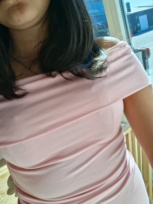 Ljusrosa offshoulder topp - Hejj jag säljer en ljusrosa offshoulder topp. Toppen är tight och har en snygg axelbandslös design. Perfekt att matcha med jeans eller kjol. Den är lite mörkare rosa än den andra bilden.