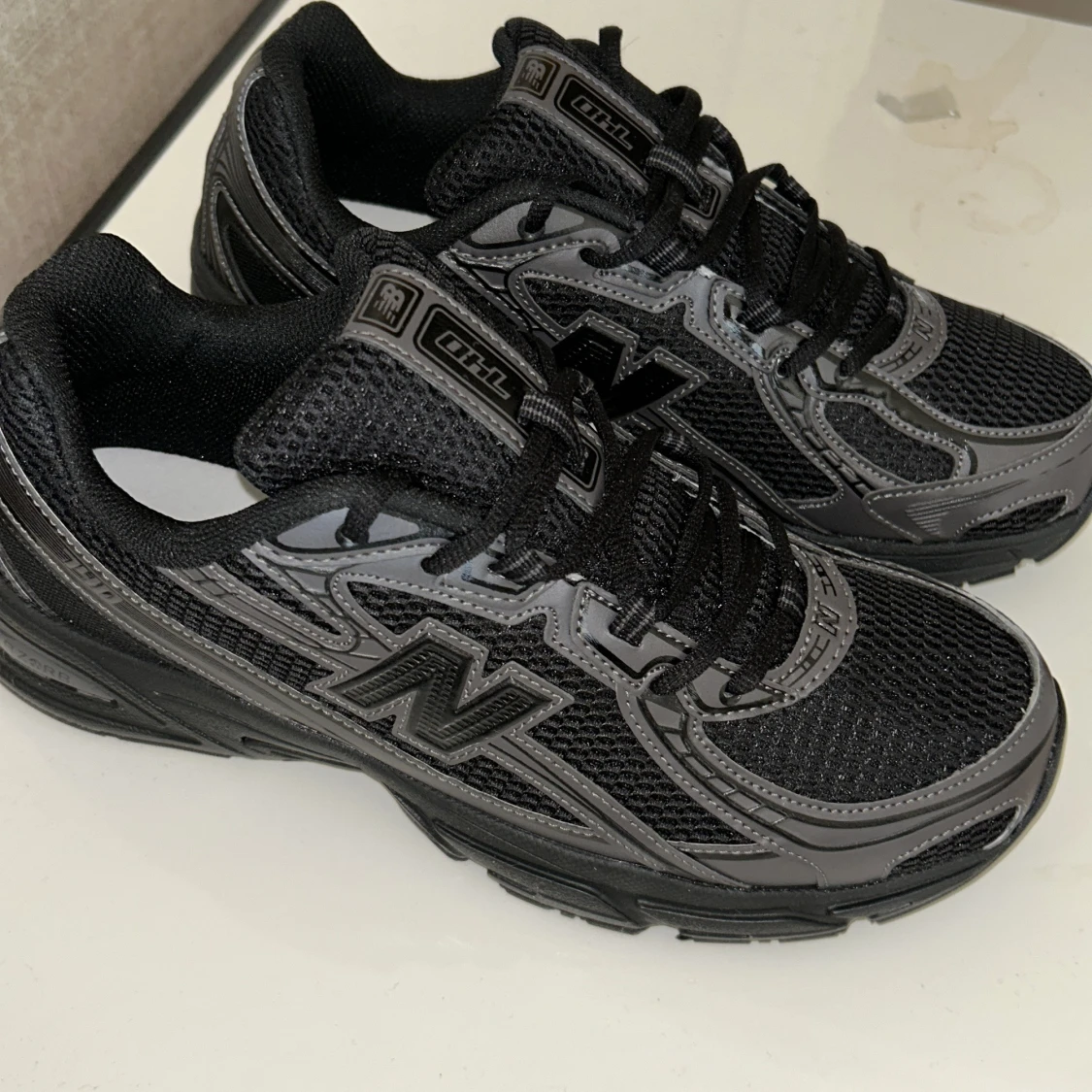 Svarta New Balance 740 sneakers - 2