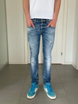 Dondup George Jeans  - Säljer nu dessa Dondup George jeans med snygga slitningar i populär design, skriv för fler bilder/frågor🙌🏼