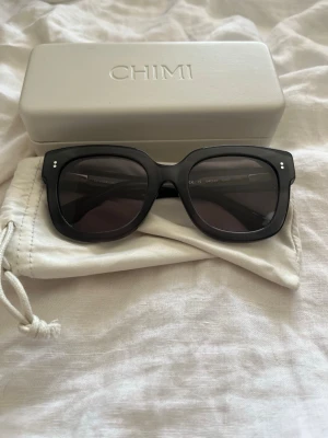 Chimi 08 - Chimi solglasögon 08 i färgen dark grey. Använt endast en gång, alltså är de så gott som nya. Kommer i originalförpackning.  