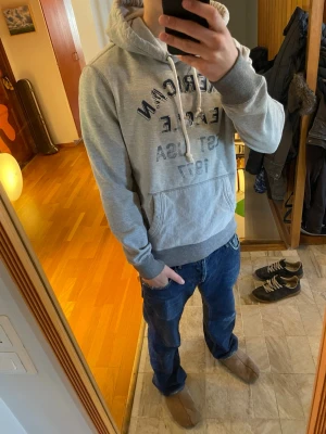 Archive Hoodie - Riktigt fet Hoodie med snyggt tryck! Den har en liten fläck på fickan men inget som syns vid användning. | Storlek S | Skriv vid funderingar och skicka gärna bud🤙