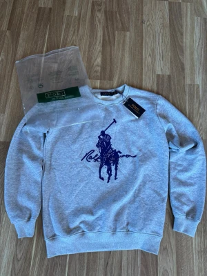 Grå polo tröja  - Säljer denna fina gråa polo tröjan. Den är helt ny aldrig använd. Väldigt fin och kvaliten är toppskick.