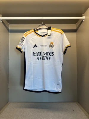 Real Madrid UCL final 2024 hemma tröja. - 👕Storlek:S Namn:VINI JR. #7 Badge: Champions League och UCL FINAL LONDON 2024 📦Fraktar samma eller nästa dag. 💬 SKRIV OM NI HAR FRÅGOR!