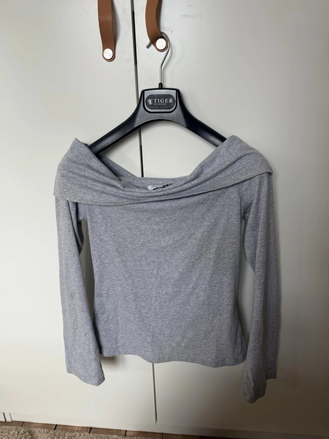 Grå offshoulder topp från Design Si