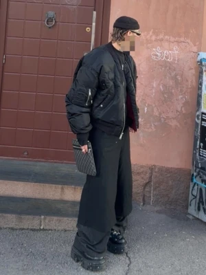Oversized svart bomberjacka - Säljer en oversized svart bomberjacka med klassisk zip framtill och fickor på ärmarna. Jackan har en boxy passform och quiltade detaljer som ger en cool streetwear-vibe. Perfekt för dig som gillar en edgy och avslappnad stil.
