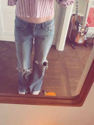 Lösa jeans från Zara med sitningar  - Säljer dessa ascoola jeans ifrån Zara. Endast använda 2 gånger. Storlek 36, normala i storleken. Skriv vid frågor/fler bilder osv.💕💕💕