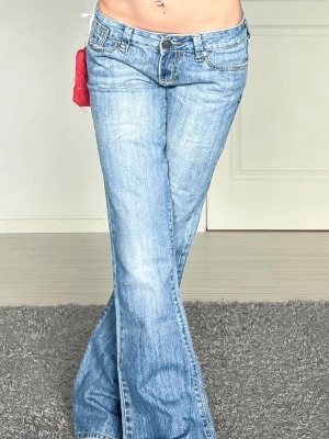 Jeans - Midjemått: 39cm rakt över, innerbenslängd: 83cm 💗