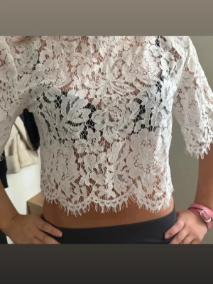 Vit spets topp 🤍 - Säljer på grund av att det inte kommer till användning. Storlek S