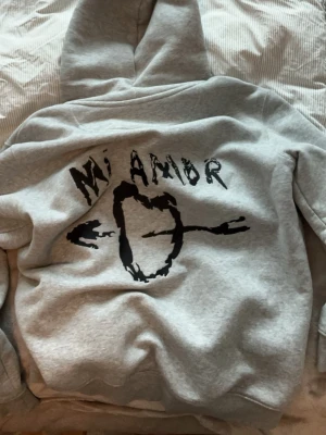 Grå Mi Amor hoodie  - Grå Mi Amor hoodie, aldrig använd. 