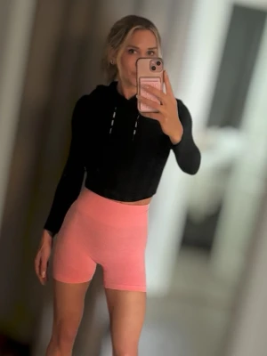 Träningskläder paket xs - Säljer som paket; -två par högmidjade träningsshorts, ett par ljusrosa och ett par mörkgrå, en träningstopp från Stronger (s), Träningstights från Gymshark och Aimn (båda xs). Perfekt för gymmet eller löpning, tillverkade i syntetmaterial som ger bra stretch och komfort.