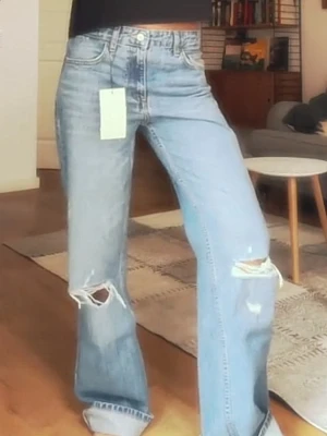 Zara baggy jeans med hål  - Använda en gång, lite långa på mig som är 167cm men går att vika upp! Midjemått 39. Pris kan diskuteras 