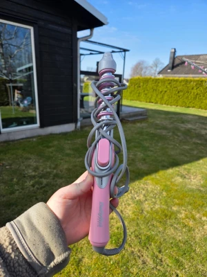 Rosa locktång från BaByliss - Säljer en rosa locktång från BaByliss. Använd ett fåtal gånger