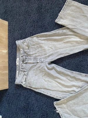 Gråa loose fit jeans Jack & Jones - Säljer ett par gråa loose fit jeans från Jack & Jones. Jeansen har raka ben, klassisk femficksmodell och är tillverkade i denim. Perfekta för en avslappnad och trendig stil. Hör av er vid frågor eller funderingar 