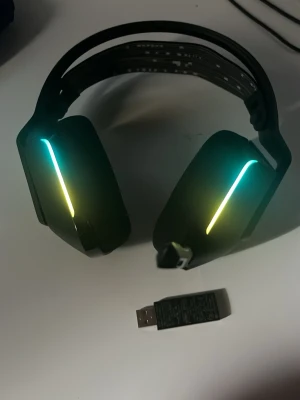 Logitech trådlöst gaming headset  - Säljer detta trådlösa Logitech G733 lightspees gaming headsetet. Endast använt fåtal gånger utan defekter. Nya boxen medföljer. Priset är diskuterbart. 