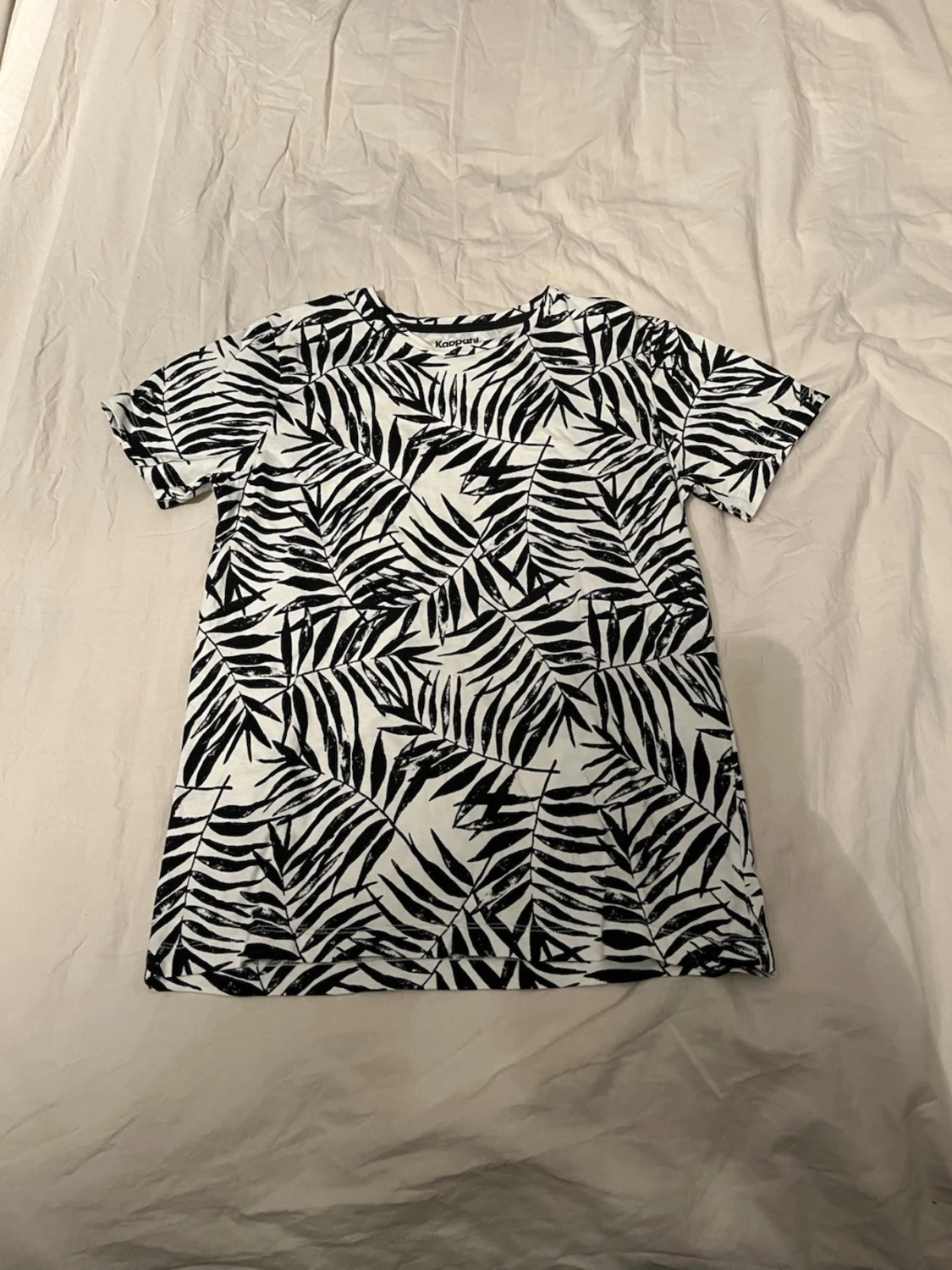 Svartvit t-shirt med palmbladsmönster