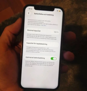 iPhone 12 Pro - 100% Batteri - iPhone 12 Pro 128GB – Olåst  Säljer en fin iPhone 12 Pro i grå färg. Fungerar utmärkt och är redo att användas. Ny display  📱- inte original display  128GB lagring 🔓 Olåst 🔋 Nytt original batteri – 100% batterihälsa ✅ Face ID och alla funktioner fungerar perfekt  **Ingår:** • Nytt skal • Laddkabel  📦 Kan eventuellt skickas. 💬 Skicka meddelande vid intresse.