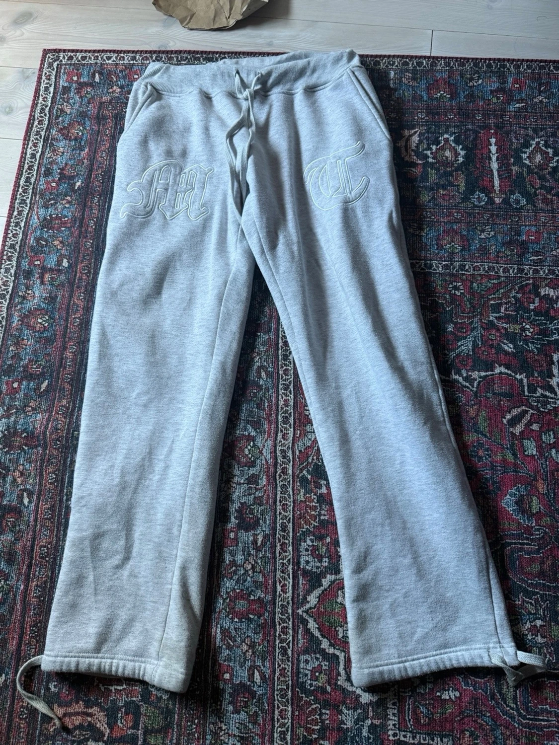 Grå mjukisbyxor med brodyr