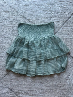 Mönstrad grön volangkjol  - Ljudgrön volangkjol från Kappahl i storlek 170💗